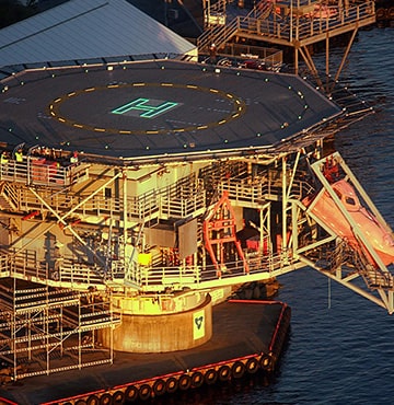 Platform Mounting on a heliport to seperate the heliport from the building