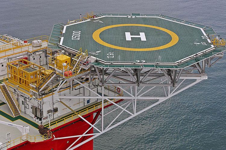 Heliport drainage system designed to effectively channel liquids away from helideck surfaces for safety